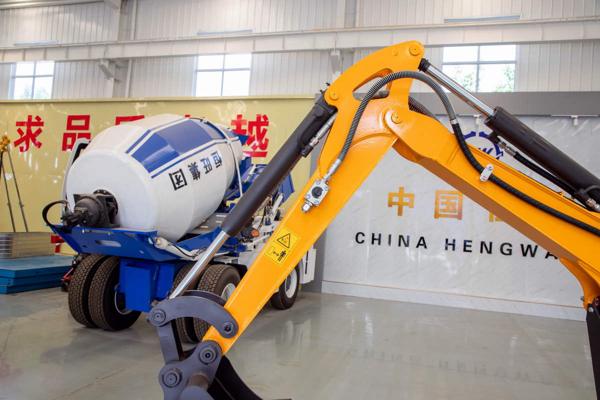HW-18風(fēng)暴二號小型挖掘機(jī)